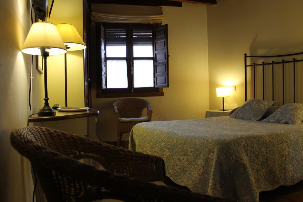 Hostal Rural Luna Y Hostal Rural Lunaposada Candeleda Room photo